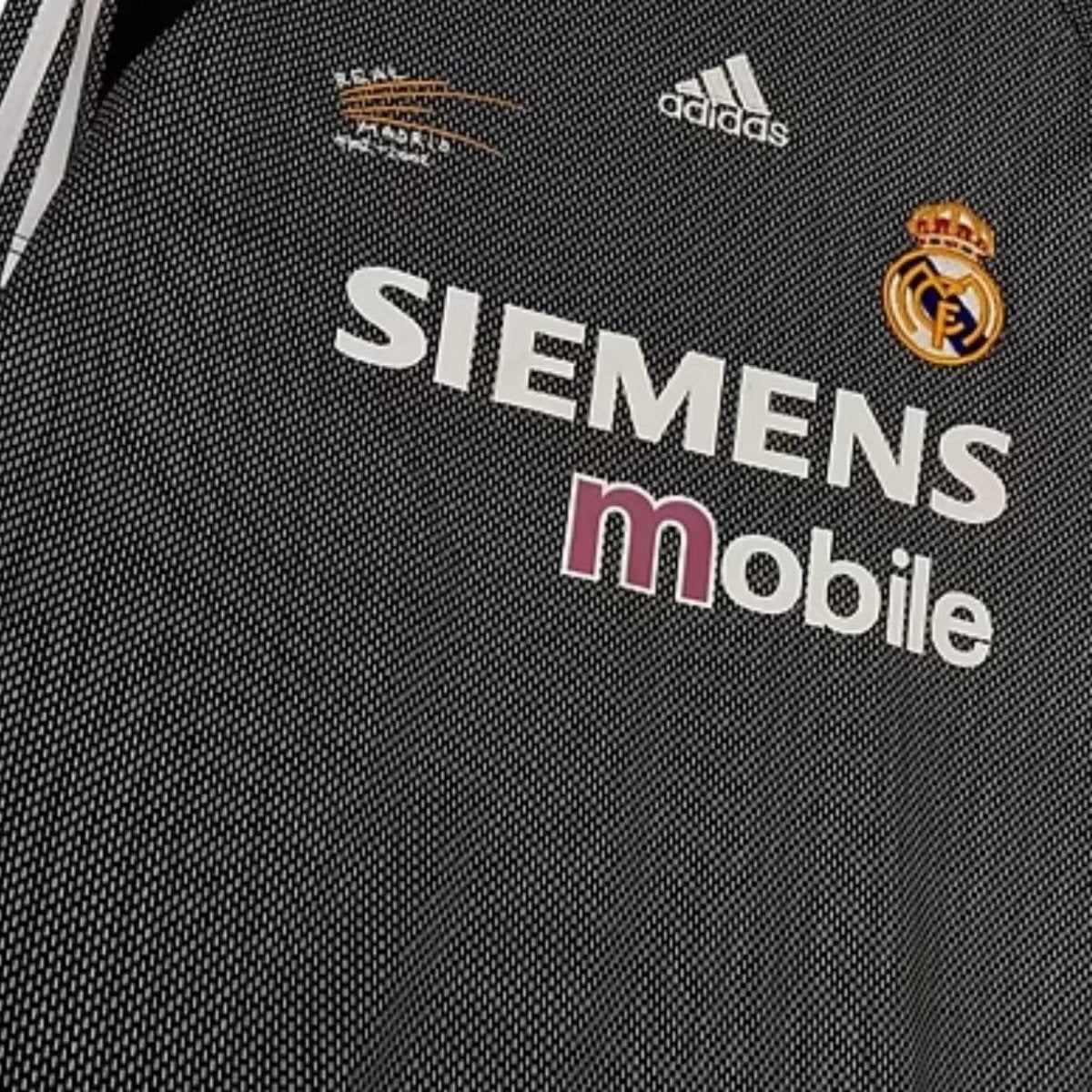 Retro Real Madrid Goalkeeper Shirt 02/03 - FullKit image 3