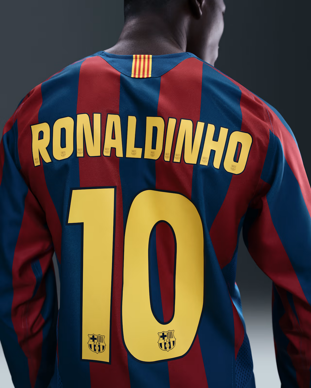 Retro Barcelona Home Shirt 05/06 - Ronaldinho 10 – FullKit image 4